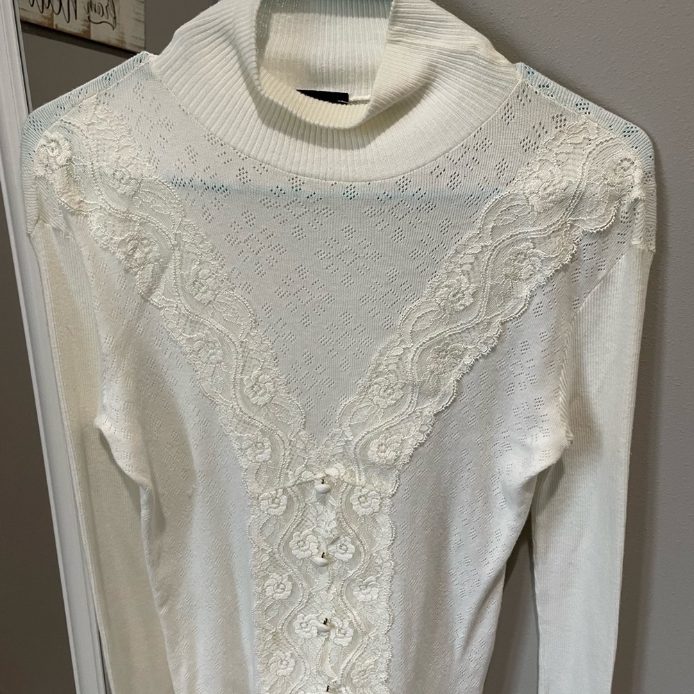 Authentic Dolce & Gabbana sz Xlarge but fits like a s/m lace sweater!
